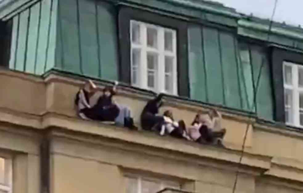 POTRESNO SVEDOČENJA LJUDI SA FOTOGRAFIJE UŽASA IZ PRAGA: Krili se na simsu i čuli kako se UBICA približava (VIDEO, FOTO)