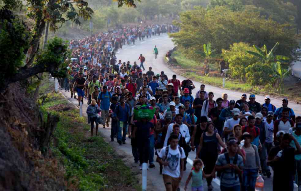 MIGRANTI IZ MEKSIKA SVE BLIŽE AMERIČKOJ GRANICI: Kolone migranata krenule peške