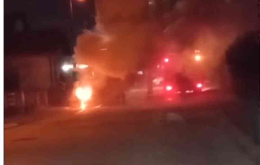 VATRA KULJA NA SVE STRANE:  Izgoreo automobil u Kragujevcu (VIDEO)
