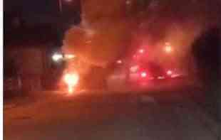 VATRA KULJA NA SVE STRANE:  <span style='color:red;'><b>Izgoreo auto</b></span>mobil u Kragujevcu (VIDEO)