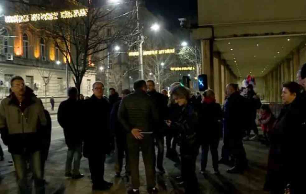 POČEO PROTEST ISPRED RIK: Blokiran saobraćaj u ULICI KRALJA MILANA