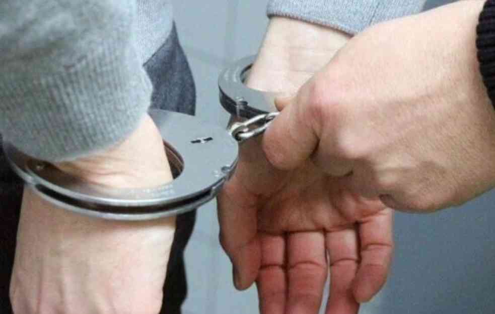 Užas u gradskom prevozu: Manijak spopao devojku (21)