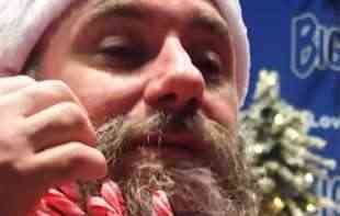 Čovek zalepio 187 lizalica na bradu i postavio novi Ginisov <span style='color:red;'><b>rekorder</b></span> (VIDEO)