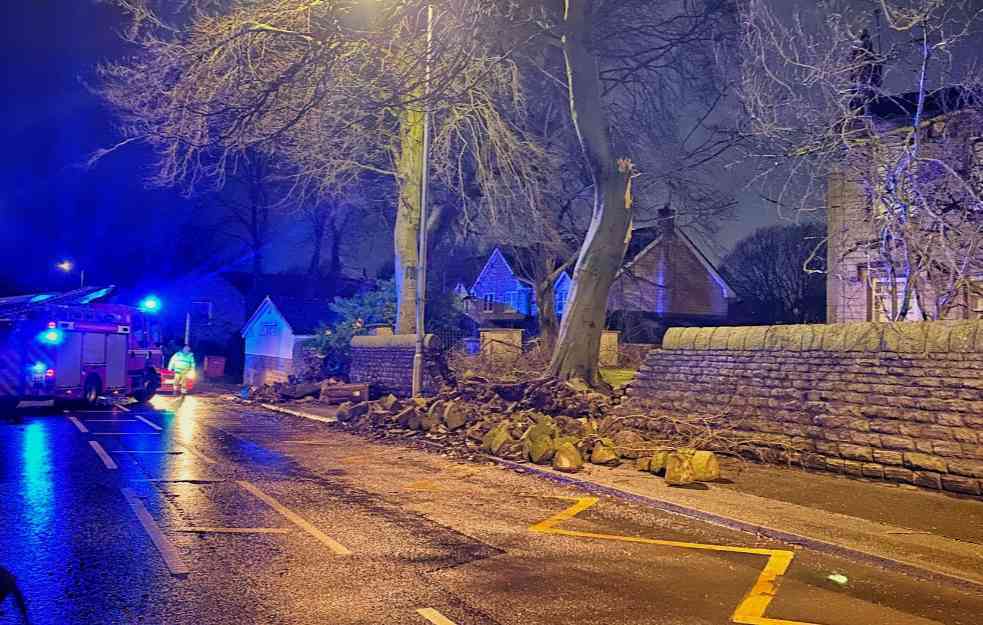 TORNADO POGODIO VELIKU BRITANIJU: Rušio krovove kuća u Mančesteru (FOTO, VIDEO)