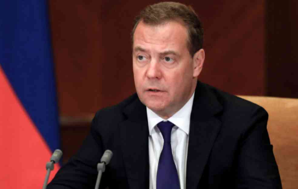 MEDVEDEV: Kijev će bombardovati i svoje samo da bi sačuvali vlast