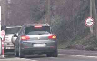  Zvanično stupila na snagu odluka o uklanjanju stikera za srpske <span style='color:red;'><b>tablice</b></span> na KiM