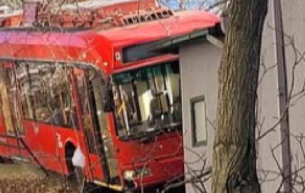 HAOS NA ZVEZDARI: Trolejbus se zakucao u pekaru na okretnici! (FOTO)