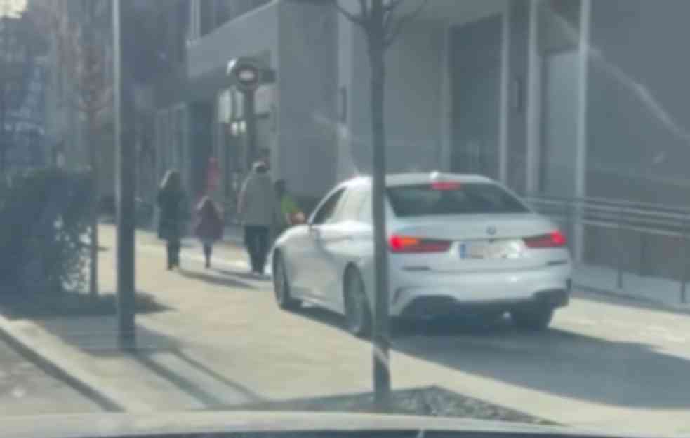 Vozač BMW zapucao preko trotoara da izbegne gužvu, umalo pregazio pešake! (VIDEO)