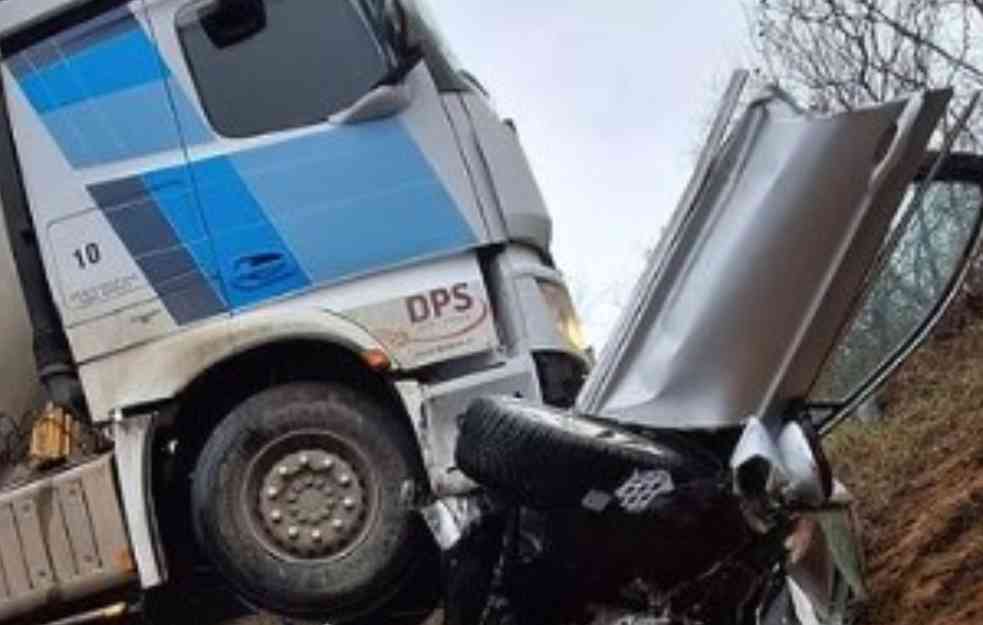 TEŠKA NESREĆA U SREMSKOJ KAMENICI: U direktnom sudaru kamiona i automobila povređeno više osoba (FOTO)