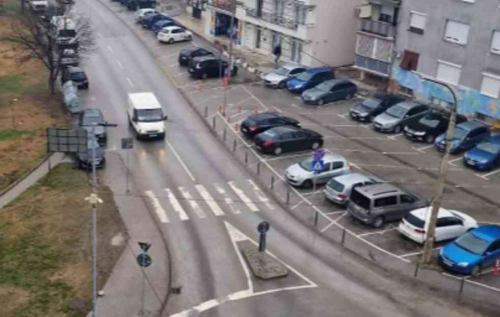 Vozač u Jagodini: Velikom brzinom uleteo u kružni tok pa udario parkirana vozila, pobegao sa lica mesta