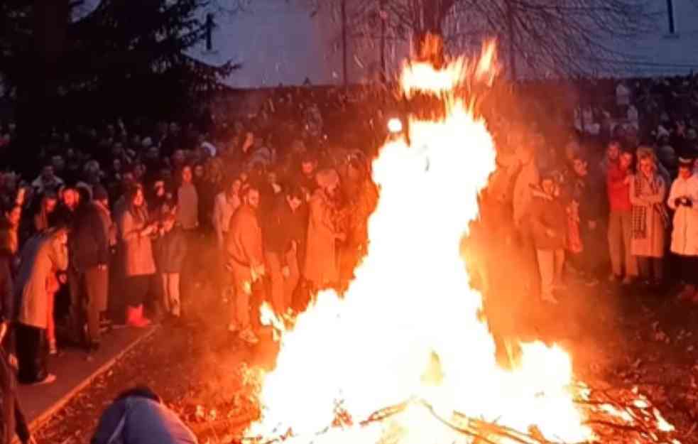 Tradicionalno PALJENJE BADNJAKA  širom Srbije ispred hramova, evo kako je bilo u Beogradu (VIDEO)