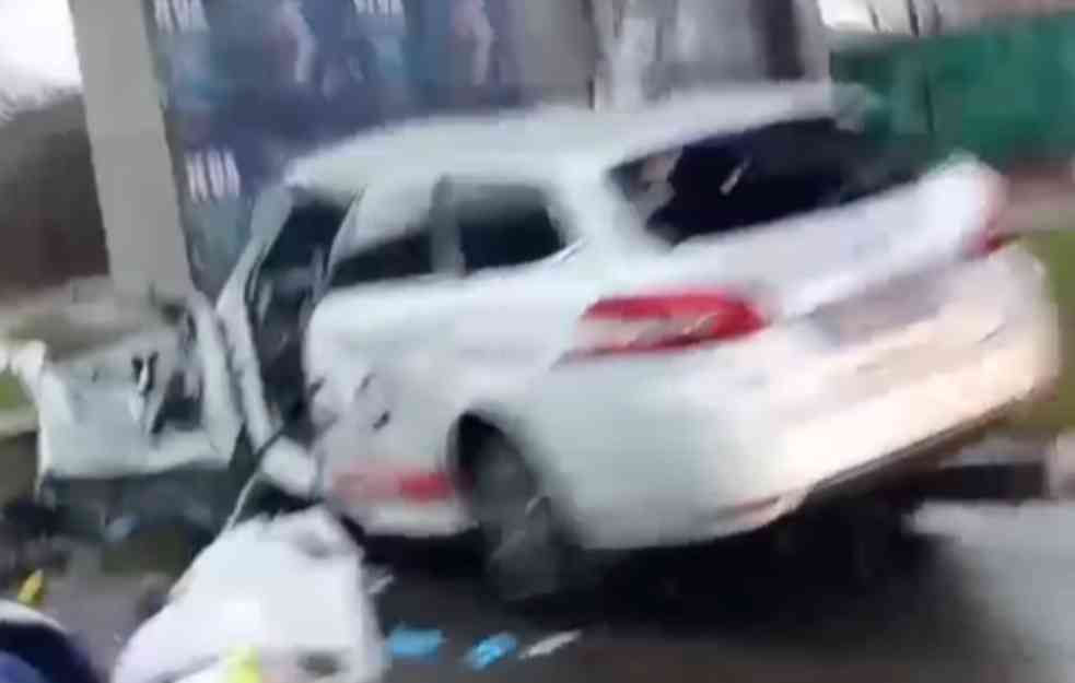 TEŠKA NESREĆA KOD GAZELE: Automobil potpuno uništen nakon udarca u stub nadvožnjaka ( VIDEO)