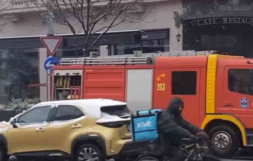 POŽAR U CENTRU BEOGRADA :Vatrena stihija izbila KOD HOTELA BALKAN  u zgradi na Terazijama  (VIDEO)