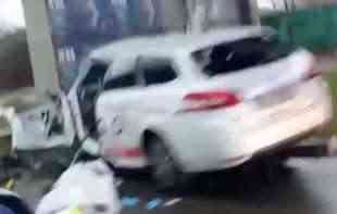 TEŠKA NESREĆA KOD GAZELE: Automobil potpuno uništen nakon udarca u stub <span style='color:red;'><b>nadvožnjak</b></span>a ( VIDEO)