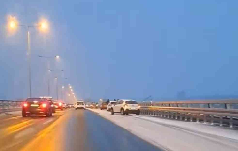 OLUJA IH PARALISALA: Hiljade vozila zaglavljeno na autoputu u centralnoj Kini zbog snežne oluje