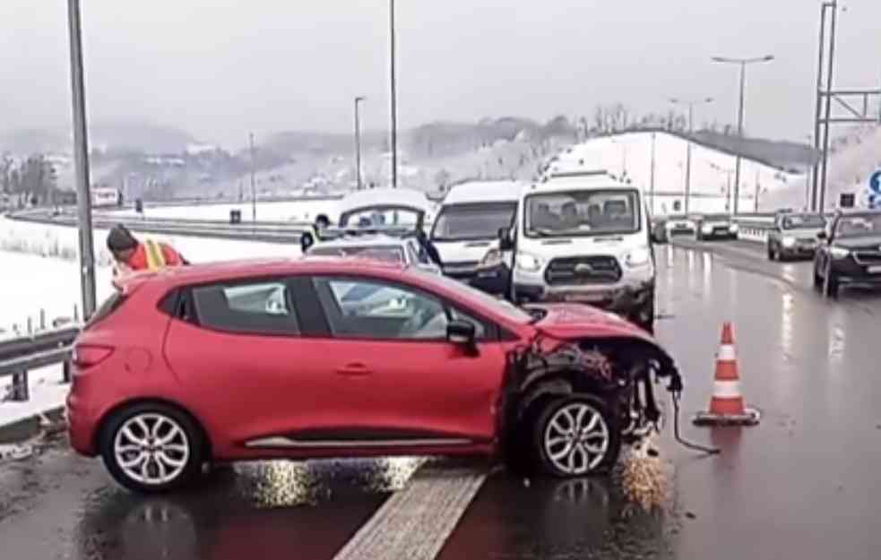 JOŠ JEDAN UDES NA AUTO-PUTU: Vozila poprečila sporu traku, jedna osoba povređena (VIDEO)
