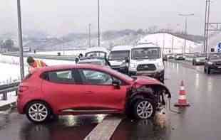 JOŠ JEDAN <span style='color:red;'><b>UDES NA AUTO-PUTU</b></span>: Vozila poprečila sporu traku, jedna osoba povređena (VIDEO)