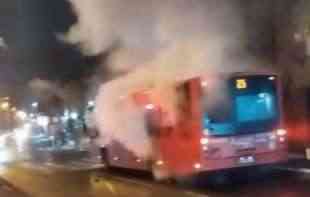 ZAPALIO SE AUTOBUS NA LINIJI 25 NA VOŽDOVCU : Putnici uspeli da izađu na vreme (VIDEO)