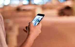 OGROMAN KORAK: Britanija zabranjuje upotrebu mobilnih u školama