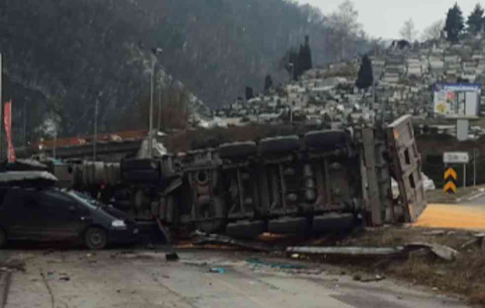 Prevrnuo se teretni kamion kod Užica (VIDEO)