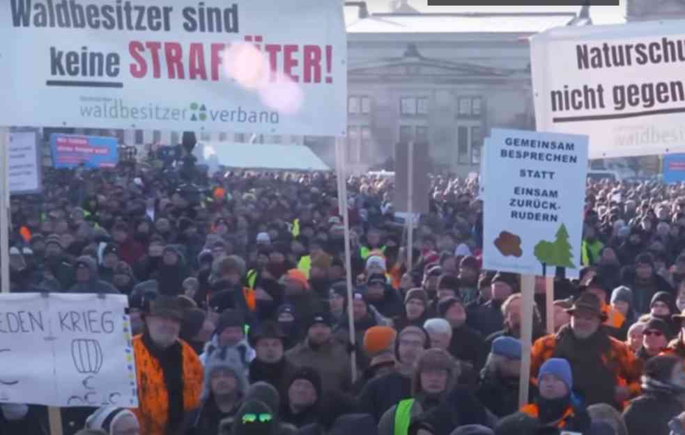 HAOS U NEMAČKOJ! POLJOPRIVREDNICI PRETE DA ĆE BLOKIRATI SNABDEVANJE HRANOM: Ispunite zahteve ili nećeti ima šta da JEDETE!