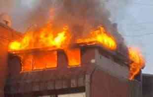 BAKA SA UNUCIMA BILA U STANU U KOJEM JE BUKNULA VATRA:  Evo šta je dovelo do požara u zgradi na Banjici (VIDEO, FOTO)