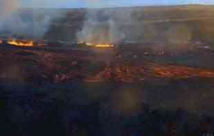 JEZIVE SCENE SA ISLANDA:  Lava teče iz vulkana, počinje hitna <span style='color:red;'><b>evakuacija</b></span> (VIDEO)