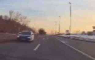 SULUDA VOŽNJA U KONTRA<span style='color:red;'><b>SMER</b></span>U: Zastrašujući snimak sa novosadskog puta! (VIDEO)