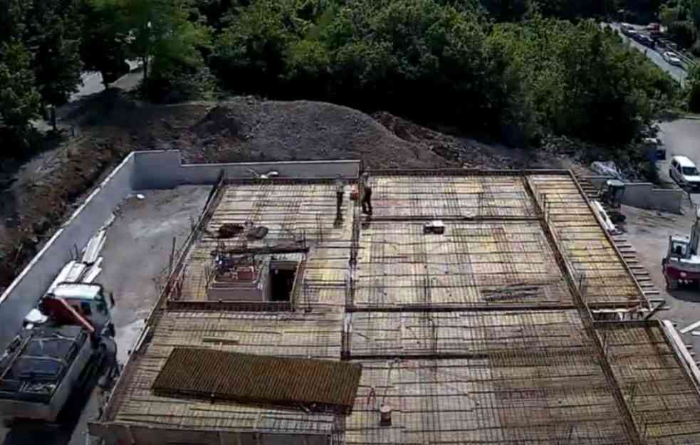 Radnik pao sa kamiona na stovarištu, doktori mu se bore za život