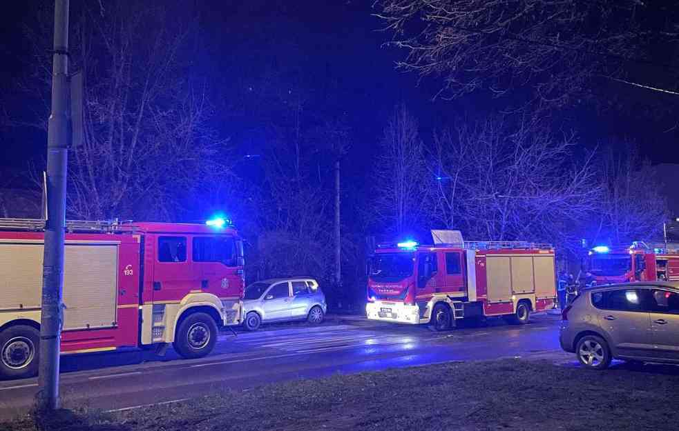 POŽAR U ZEMUNU: Vatrogasci i policija na terenu