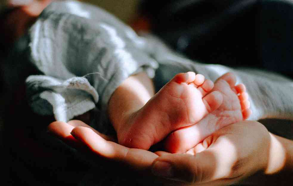 KUDA IDE OVAJ SVET? Novorođena beba pronađena u PLASTIČNOJ KESU na ulici