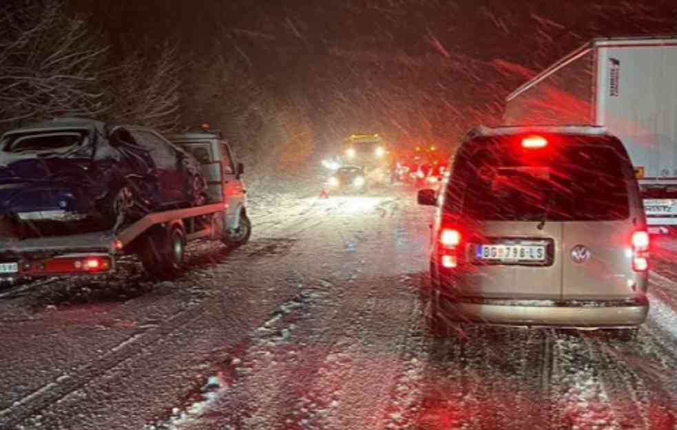 SNEG PRAVI HAOS NA PUTEVIMA: Lančani sudar kod Malog Požarevca (VIDEO,FOTO)