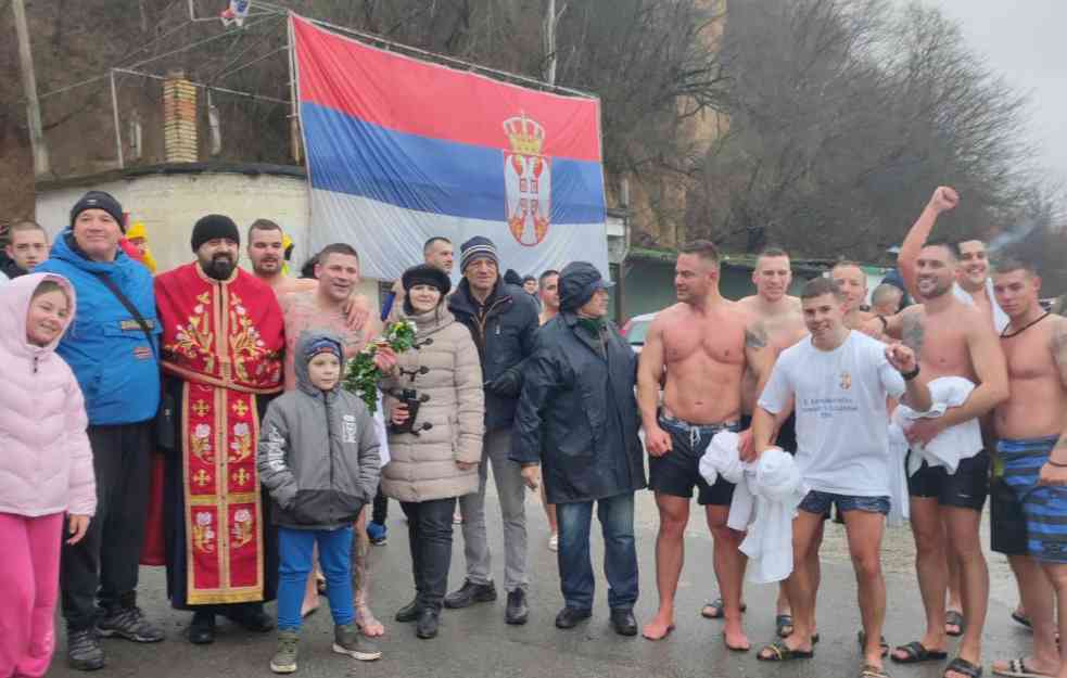 BATAJNIČANI PLIVALI ZA ČASNI KRST UZ STIHOVE SVETI BOŽE Pobedio Aleksandar Zelenović 