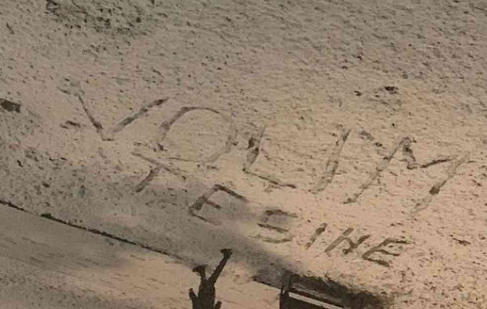 CELA SRBIJA PLAČE: Otac sinu u snegu NAPISAO PORUKU ISPRED "TIRŠOVE"  (FOTO)