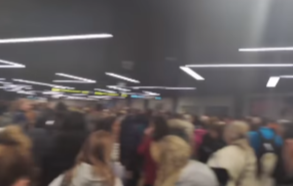 Čak 73 putnika iz Srbije zarobljeno na aerodromu na Kipru! Hitno se oglasio Seničić