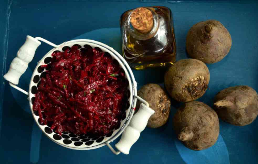 BORDO SALATA OD CVEKLE I SUVIH ŠLJIVA: Ko ovo nije probao ne zna šta propušta (RECEPT)