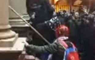 <span style='color:red;'><b>NEREDI</b></span> U BEOGRADU: Devet osoba priznalo nasilničko ponašanje tokom protesta ispred Skupštine Grada (VIDEO)