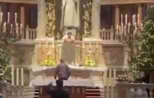 ZLO I NAOPAKO: Student (20) se probio kroz obezbeđenje crkve pa se popeo nag na oltar (VIDEO)