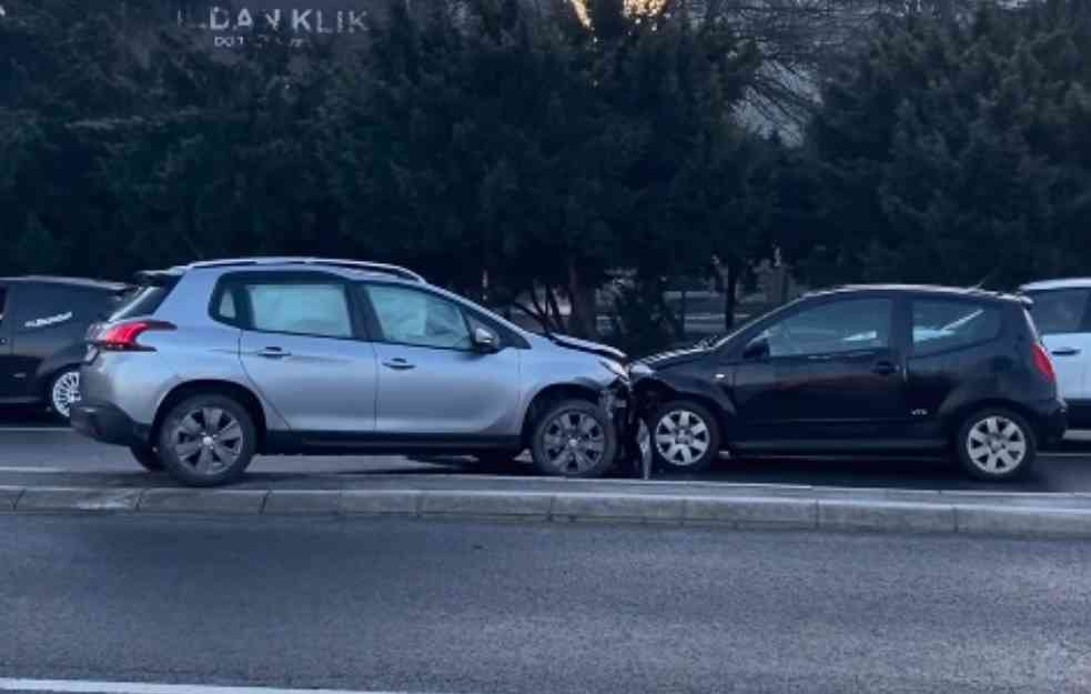 SPEKTAKL U ULICI KNEZA MILOŠA: Više automobila učestvovalo u proklizavanju (VIDEO)
