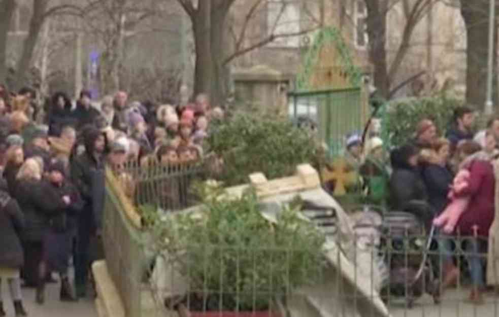 ČUDOTVORNA IKONA IZAZVALA VELIKU PAŽNJU BEOGRAĐANA: Ogromni redovi na Tašmajdanu ispred ruske crkve (VIDEO, FOTO)
