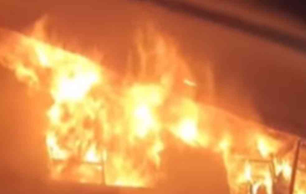 DRAMATIČNI SNIMCI POŽARA U BOLNICI NA ZLATIBORU: Evakuisano 30 dece, izgoreli poslednji sprat i krov (VIDEO, FOTO