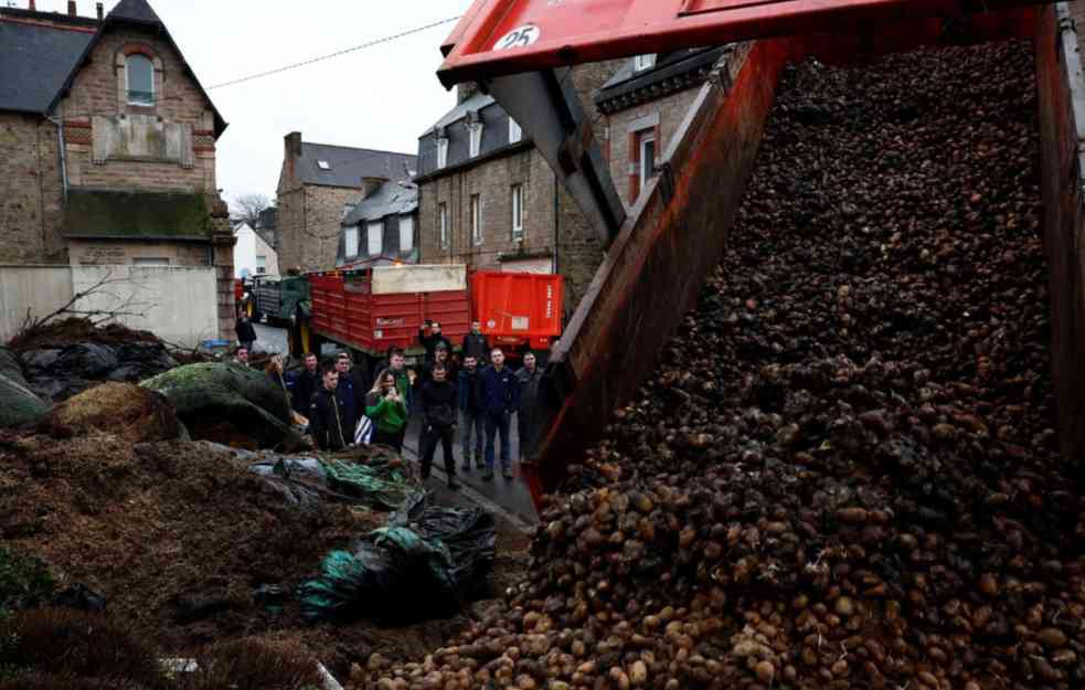 PO UGLEDU NA NEMCE! Francuski farmeri nastavljaju sa blokadom glavnih puteva (VIDEO)