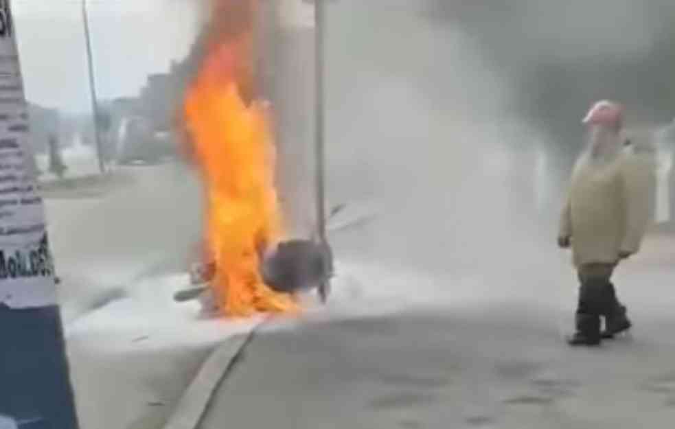 NESREĆA U PETROVCU NA MLAVI: Iz motora kulja vatra, muškarac pokušava da ugasi požar (VIDEO)