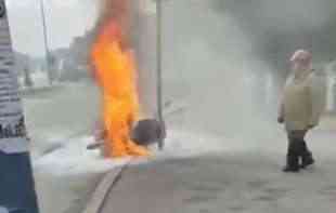 NESREĆA U PETROVCU NA MLAVI: Iz motora kulja <span style='color:red;'><b>vatra</b></span>, muškarac pokušava da ugasi požar (VIDEO)