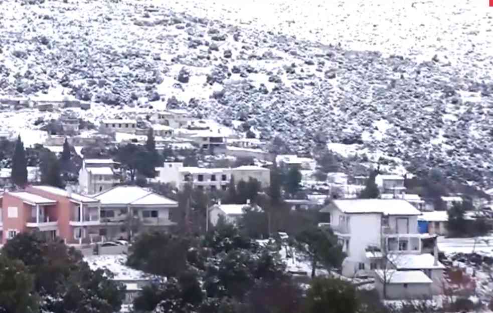 Grčka pod snegom: Trajekti ne rade zbog olujnih vetrova  (VIDEO)