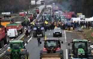 Francuski poljoprivrednici traktorima marširaju na Pariz