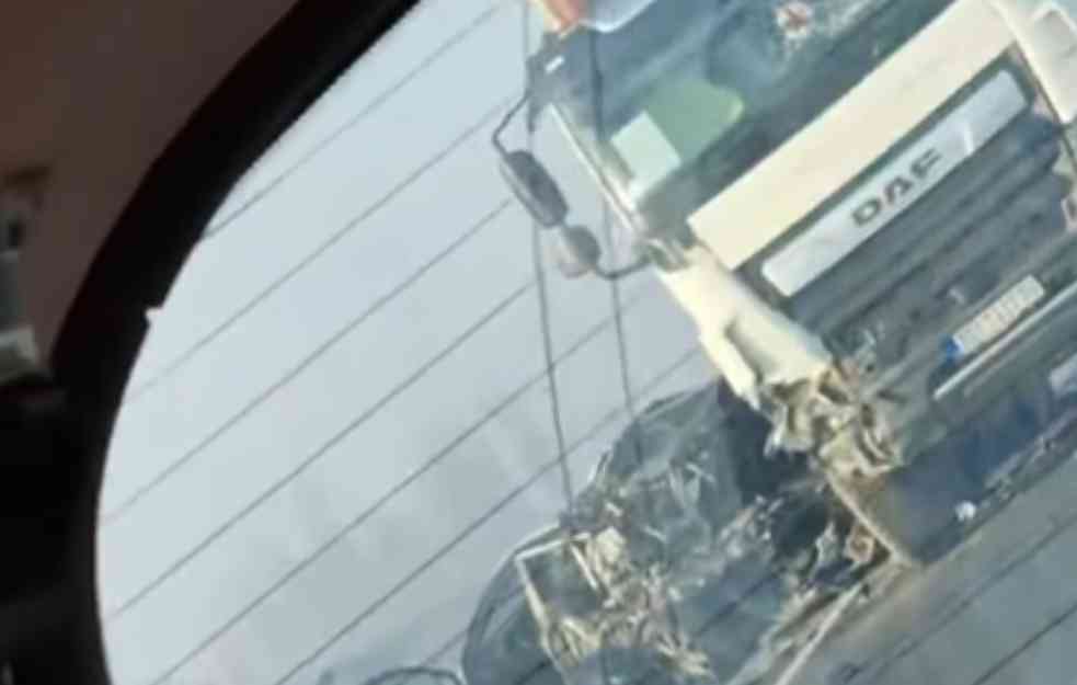 Težak udes na auto-putu “Miloš Veliki”: SUDAR AUTOMOBILA I KAMIONA (VIDEO)