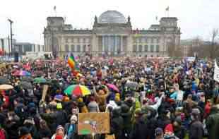 <span style='color:red;'><b>BERLIN</b></span> NA NOGAMA! Oko 150.000 ljudi blokiralo prestonicu