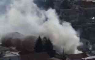 POŽAR U BEOGRADU: Kulja gusti dim, vatrogasci se bore sa plamenom (VIDEO)
