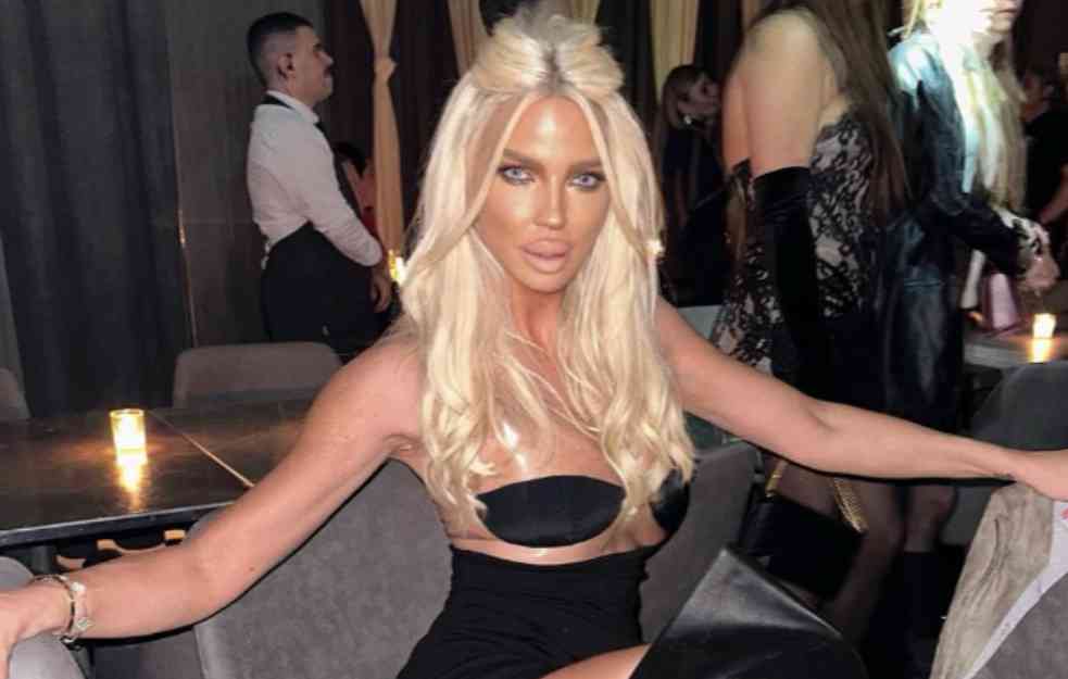 JELENA KARLEUŠA NAPRAVILA POMETNJU U MILANU! U punom restoranu digla nose uvis, međunožje prekrila rukom